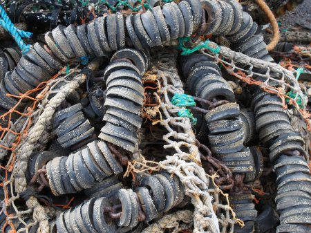 Téléchargez les photos : Gros plan de vieux filets de pêche enchevêtrés colorés corde et flotteurs - en image libre de droit