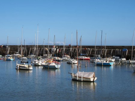 Téléchargez les photos : Scarborough, North Yorkshire, Royaume-Uni - 12 septembre 2022 : voiliers amarrés au port de Scarborough et à la marina en été - en image libre de droit