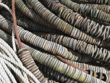 Foto de Primer plano de flotadores de red de pesca viejos enredados coloridos utilizados en la pesca de arrastre - Imagen libre de derechos