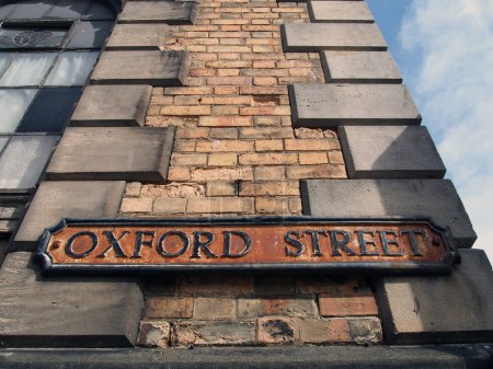 Téléchargez les photos : Vieux panneau de rue en métal au coin de la rue oxford dans le scarborough yorkshire - en image libre de droit