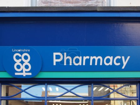 Foto de Scarborough, Yorkshire del Norte, Reino Unido - 12 de septiembre de 2022: lincolnshire coop logo above a pharmacy in scarborough yorkshire - Imagen libre de derechos