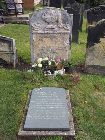 Téléchargez les photos : Scarborough, North Yorkshire, Royaume-Uni - 12 septembre 2022 : La pierre tombale d'anne bronte Poète et auteure anglaise dans le cimetière de Saint annes Scarborough - en image libre de droit