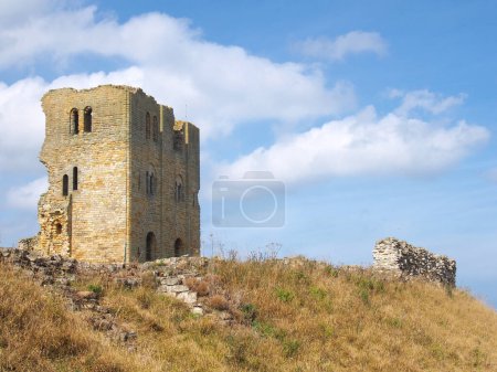 Téléchargez les photos : Scarborough, North Yorkshire, Royaume-Uni - 12 septembre 2022 : Vue du donjon et du mur du château historique de Scarborough en ruine dans le yorkshire. - en image libre de droit