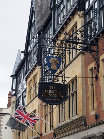 Téléchargez les photos : Chester, Cheshire, Royaume-Uni - 20 Mars 2024 : Panneau au-dessus de l'entrée de l'hôtel historique Grosvenor à Chester Angleterre - en image libre de droit