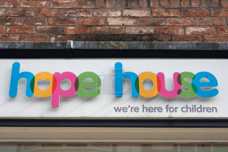 Foto de Chester. Cheshire, Reino Unido - 20 de marzo de 2024: Firma fuera de la tienda de caridad Hope House en Chester - Imagen libre de derechos