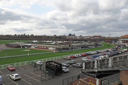 Foto de Chester. Cheshire, Reino Unido - 20 de marzo de 2024: vista del aparcamiento, pista de carreras y edificios del hipódromo de chester - Imagen libre de derechos