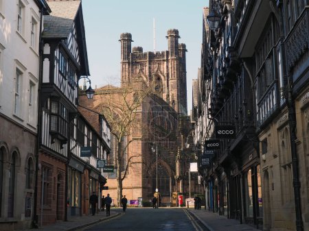 Foto de Chester, Cheshire, Reino Unido - 20 de marzo de 2024: Paseando por las tiendas y la catedral en la calle St Werburgh Chester - Imagen libre de derechos