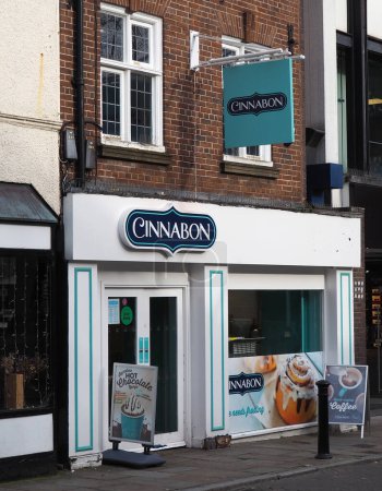 Foto de Chester, Cheshire, Reino Unido - 20 de marzo de 2024: Firma frente a una tienda de Cinnabon Bakery en Chester - Imagen libre de derechos