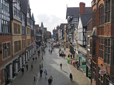 Téléchargez les photos : Chester. Cheshire, Royaume-Uni - 20 Mars 2024 : Vue de Eastgate à Chester prise des murs de la ville - en image libre de droit