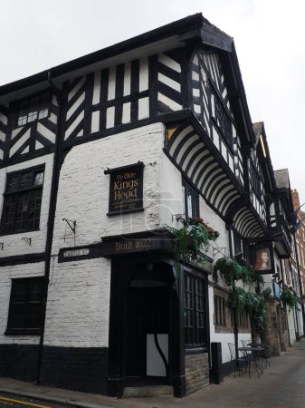 Foto de Chester. Cheshire, Reino Unido - 20 de marzo de 2024: Ye olde kings head built in 1622, outside view of the pub on lower bridge street, Chester - Imagen libre de derechos