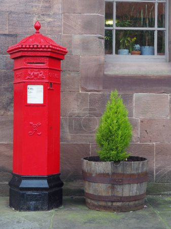 Téléchargez les photos : Traditional bright red cast iron British Victorian octagonal post or mail box - en image libre de droit