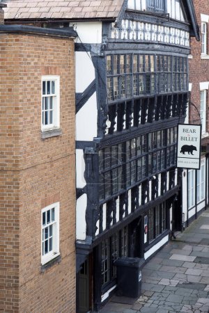 Foto de Chester. Cheshire, Reino Unido - 20 de marzo de 2024: The Bear and Billet construido en 1664, vista exterior del pub en la calle puente inferior, Chester - Imagen libre de derechos