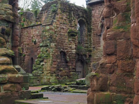 Arruinados muros medievales de piedra del extremo oriental del coro destruido y la torre de la iglesia de St Johns en Chester