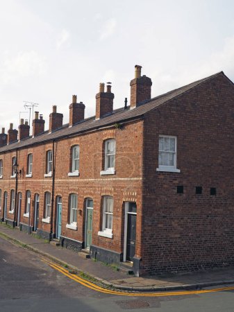 Foto de Perspective view of a street of traditional old British redbrick traditional terraced houses - Imagen libre de derechos