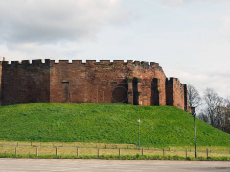 Téléchargez les photos : Le mur médiéval subsistant du château de chester faisant partie des remparts de la ville - en image libre de droit