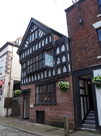Foto de Chester. Cheshire, Reino Unido - 20 de marzo de 2024: Ye Olde Custom House un pub en un edificio del siglo XVII en la calle Watergate Chester - Imagen libre de derechos