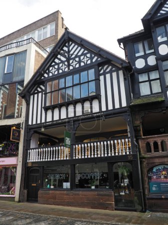 Foto de Chester. Cheshire, Reino Unido - 20 de marzo de 2024: Cafetería Panna y cafetería en un antiguo edificio de entramado de madera en la calle Watergate Chester - Imagen libre de derechos