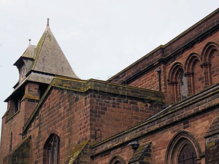 Vista exterior de la iglesia de St Johns en Chester