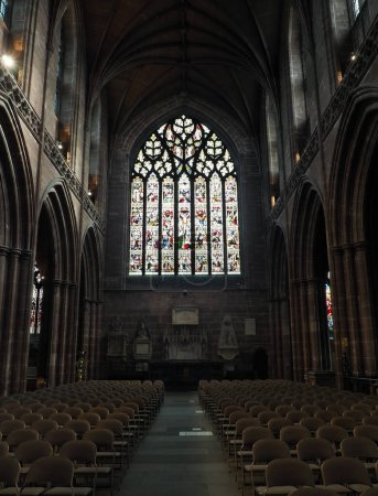 Foto de Chester. Cheshire, Reino Unido - 20 de marzo de 2024: El transepto sur y vitral del siglo XIX en la catedral de Chester - Imagen libre de derechos