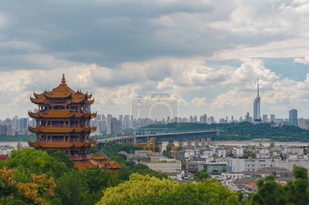 Téléchargez les photos : Paysage estival de la région pittoresque du parc Yellow Crane Tower de Wuhan - en image libre de droit