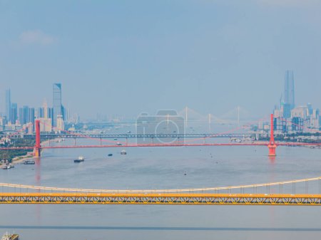Foto de Paisaje de la playa del río Wuhan y el puente del río Yangtze - Imagen libre de derechos