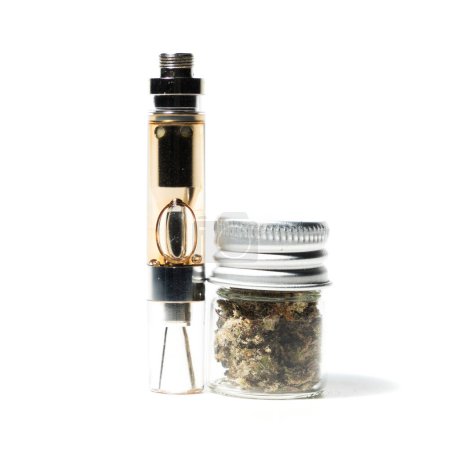 Téléchargez les photos : Résine vivante dans 1 cartouche Gram avec pot en verre de marijuana sur fond blanc - en image libre de droit