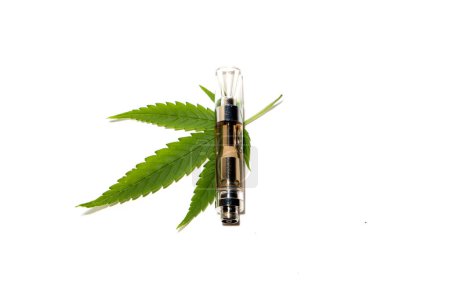 Téléchargez les photos : Stylo Vape avec feuille de marijuana sur fond blanc - en image libre de droit