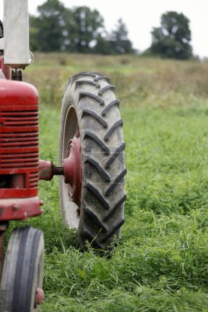 Foto de Un tractor en el campo - Imagen libre de derechos