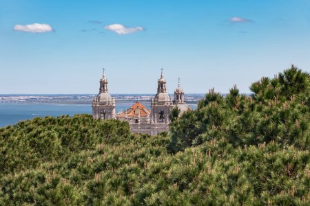 Foto de Vista de Igreja de Sao Vicente de Fora desde Castelo de Sao Jorge, Lisboa, Portugal - Imagen libre de derechos
