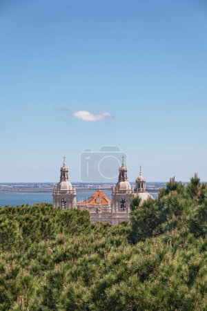 Foto de Vista de Igreja de Sao Vicente de Fora desde Castelo de Sao Jorge en un día soleado, Lisboa, Portugal - Imagen libre de derechos