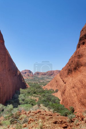 Foto de Vista gratificante a lo largo del sendero del Valle de los Vientos entre los Olgas, Territorio del Norte, Australia - Imagen libre de derechos