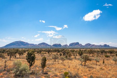 Foto de Kata Tjuta domos desde una distancia, situado en el centro rojo, Territorio del Norte, Australia - Imagen libre de derechos