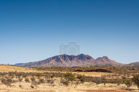 Téléchargez les photos : Majestic Mount Sonder, situé à West Macdonnell Ranges (Tjoritja), Territoire du Nord, Australie - en image libre de droit