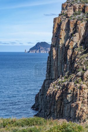 Téléchargez les photos : Randonnée pédestre le long de magnifiques falaises sur la piste Cape Hauy, Tasmanie, Australie - en image libre de droit