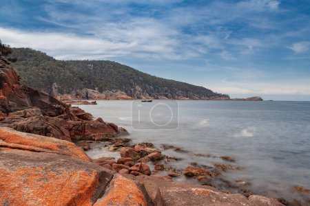 Sleepy Bay rocas rojas ubicadas en el Parque Nacional Freycinet, Tasmania, Australia