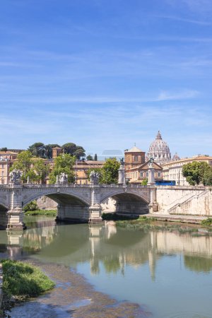Téléchargez les photos : Le Tibre de Rome situé dans le Latium, Italie - en image libre de droit