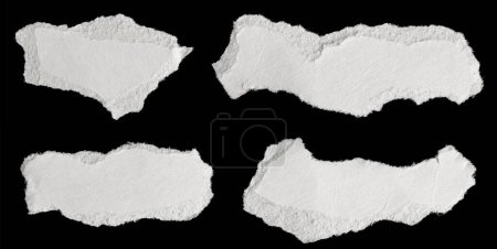 Téléchargez les photos : Un morceau de papier blanc sur fond noir isolé - en image libre de droit