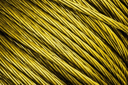 Foto de Cable eléctrico de aluminio dorado. Fondo o textura - Imagen libre de derechos