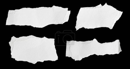 Téléchargez les photos : Morceau de papier blanc sur fond noir isolé - en image libre de droit
