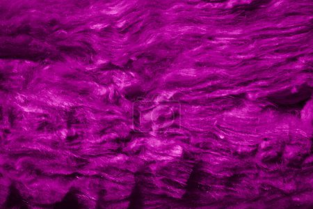 violette Mineralwolle mit sichtbarer Textur