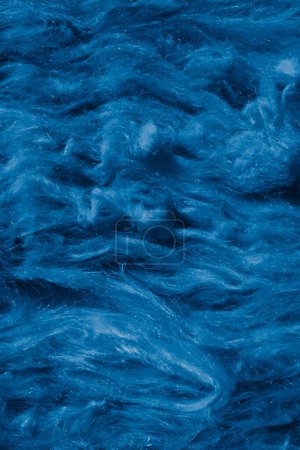 lana mineral azul con una textura visible