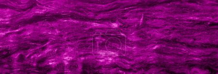 lana mineral violeta con una textura visible