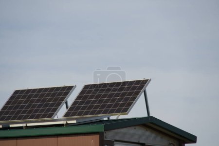 Téléchargez les photos : Solar modules on a garden house - independent power supply - en image libre de droit