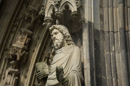 Téléchargez les photos : Statue de Saint Boniface à la cathédrale de Cologne - en image libre de droit