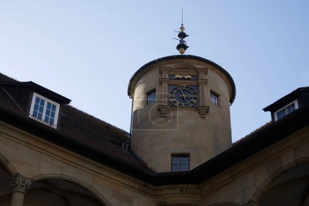 Foto de Vista desde el patio interior del antiguo castillo de Stuttgart hasta el reloj de la torre. El antiguo castillo amarrado se convirtió en un palacio residencial. El patio interior es un ejemplo excepcional de la arquitectura renacentista - Imagen libre de derechos