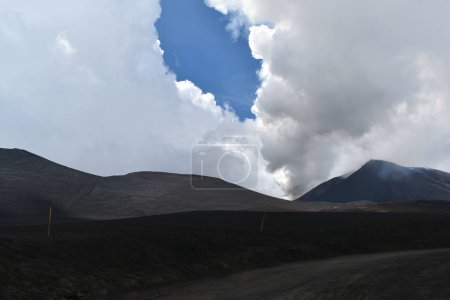 Foto de Volcán humeante Etna, envuelto por nubes, ambiente sombrío, Sicilia, Italia, Europa - Imagen libre de derechos