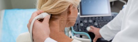 Arzt untersucht Frau mittleren Alters und stellt Ultraschallgerät ein, Banner