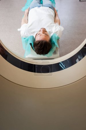 morena hombre haciendo diagnósticos en tomografía computarizada escáner en el hospital