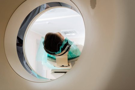 morena hombre durante el procedimiento de escaneo en máquina de tomografía computarizada