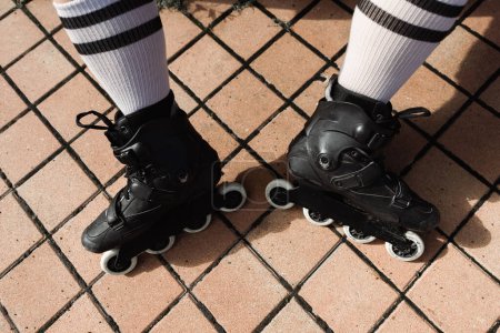 Téléchargez les photos : Vue recadrée de l'homme en chaussettes de genou et patins à roulettes à l'extérieur - en image libre de droit